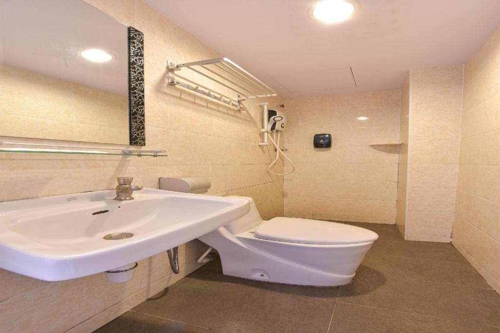 Grand Ct Hotel Malacca Esterno foto